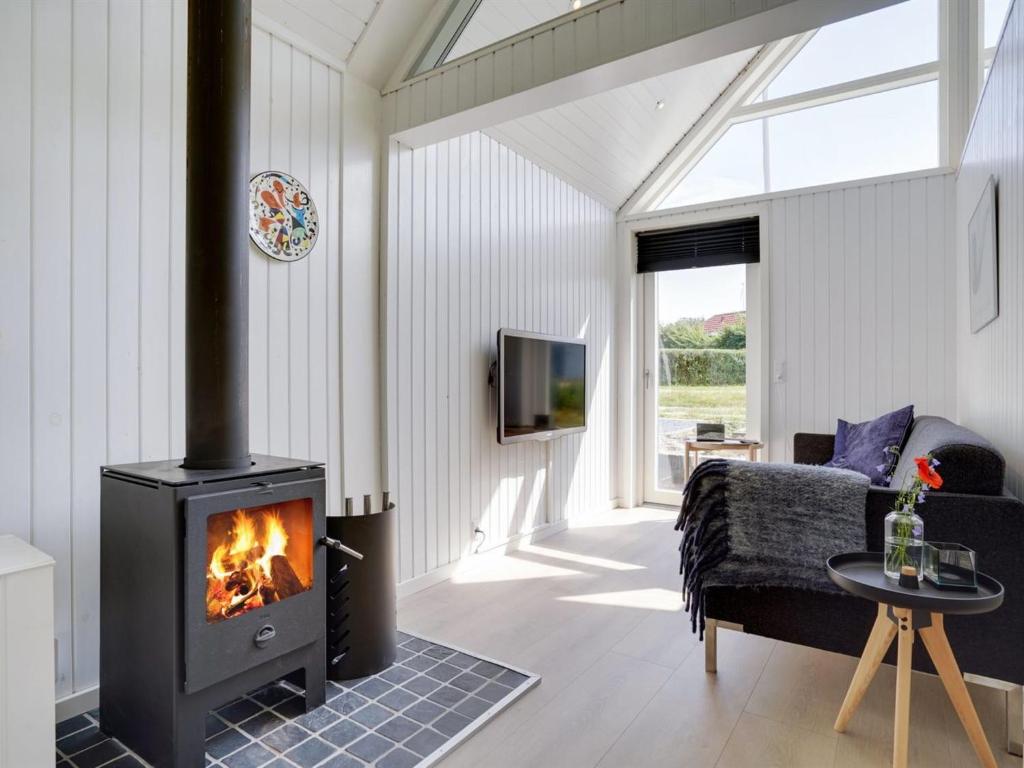 uma sala de estar com lareira e sofá em Holiday Home Solfrid - all inclusive - 150m from the sea by Interhome em Esbjerg