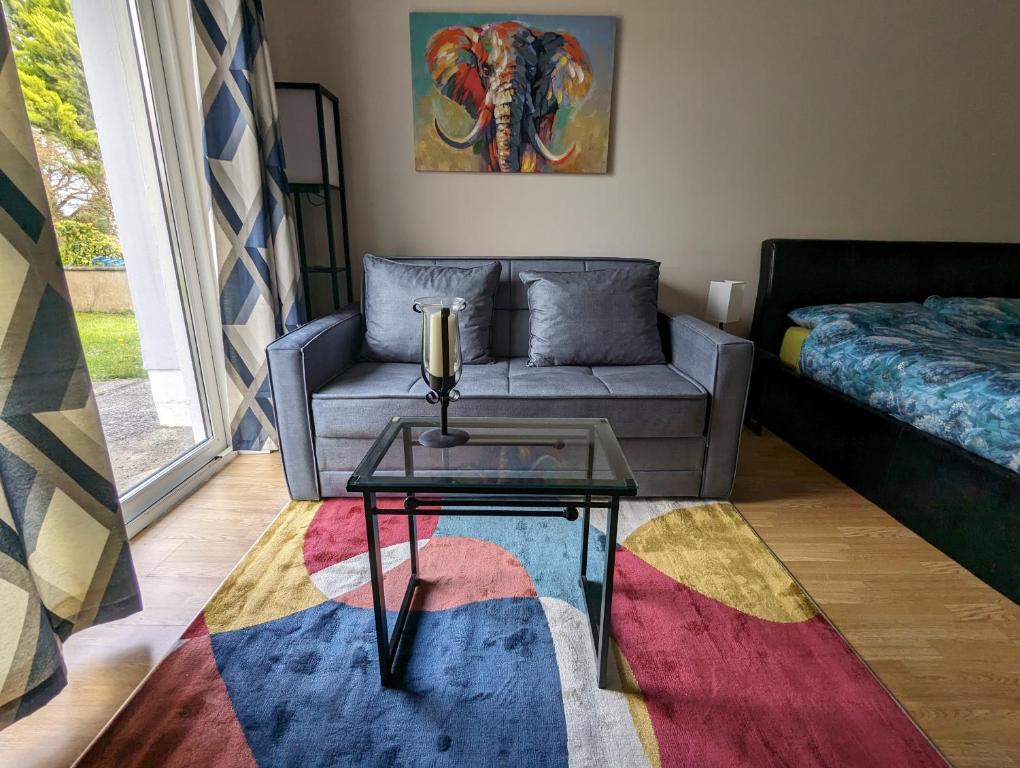 un soggiorno con divano e tavolo di Cozy Getaway in Bunratty a Clarecastle