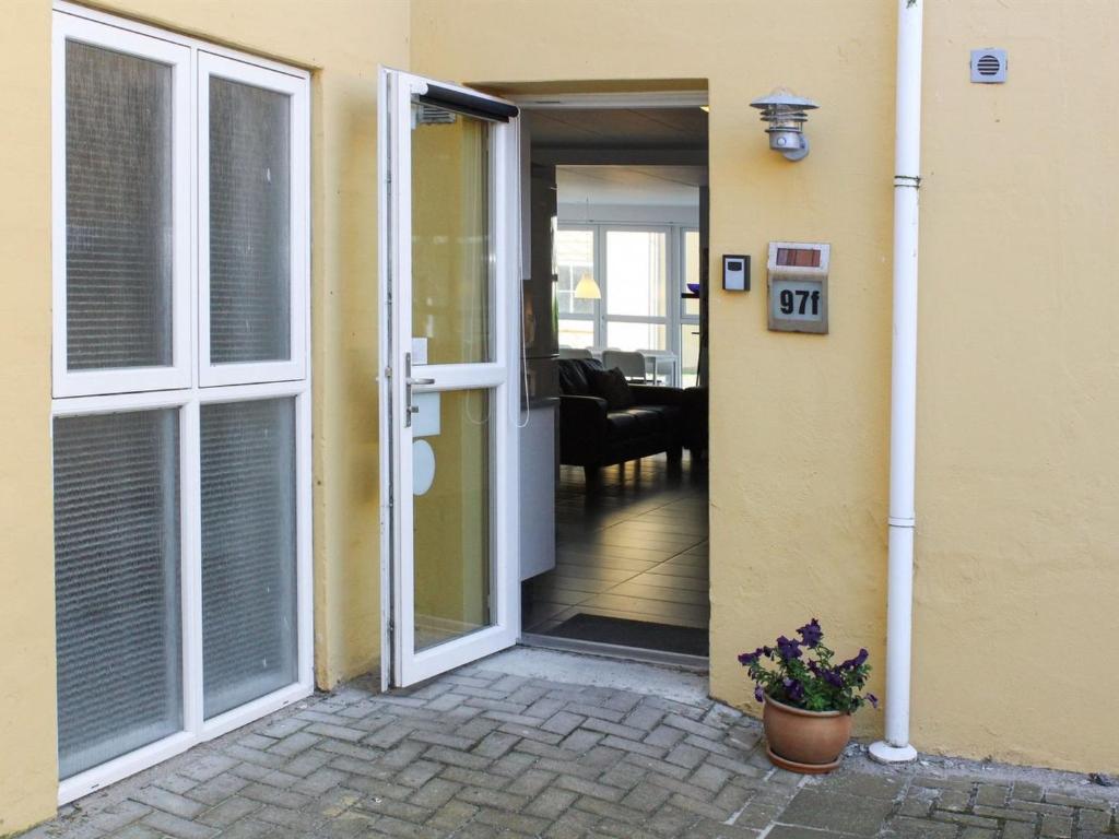 una puerta abierta de una casa con porche en Apartment Viljo - all inclusive - 100m from the sea by Interhome en Hals