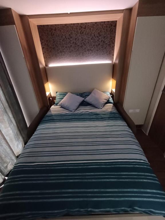 Postel nebo postele na pokoji v ubytování Luxury Pods at Mornest Caravan Park, Anglesey