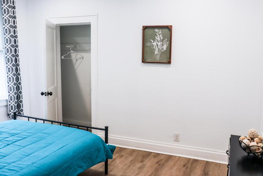 Ένα ή περισσότερα κρεβάτια σε δωμάτιο στο Downtown Retreat - 2BR Oasis