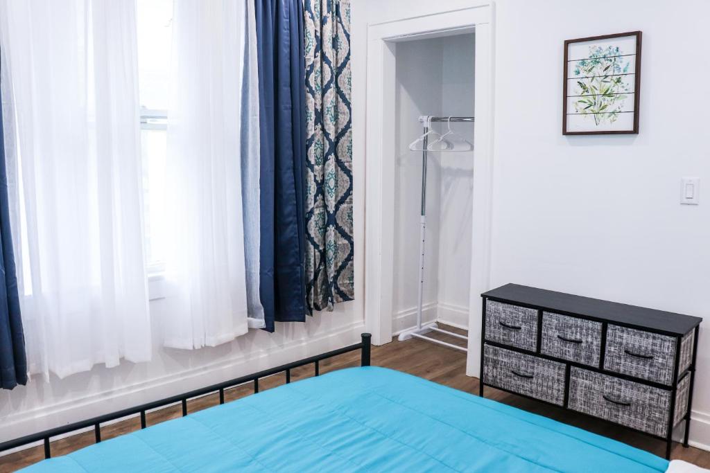 Ένα ή περισσότερα κρεβάτια σε δωμάτιο στο Downtown Retreat - 2BR Oasis