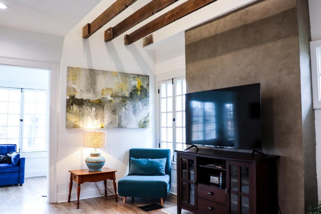 Μια τηλεόραση ή/και κέντρο ψυχαγωγίας στο Downtown Retreat - 2BR Oasis