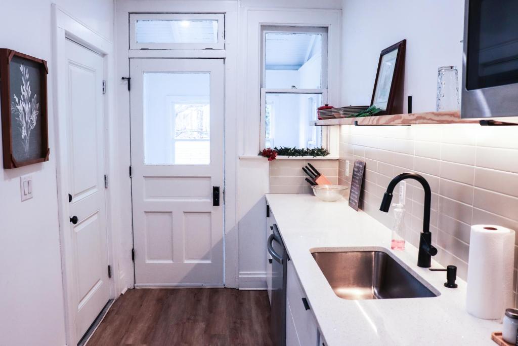 Η κουζίνα ή μικρή κουζίνα στο Downtown Retreat - 2BR Oasis