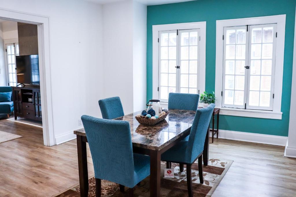 Χώρος καθιστικού στο Downtown Retreat - 2BR Oasis