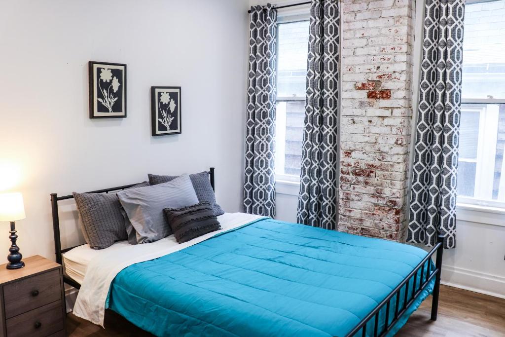 Ένα ή περισσότερα κρεβάτια σε δωμάτιο στο Downtown Retreat - 2BR Oasis