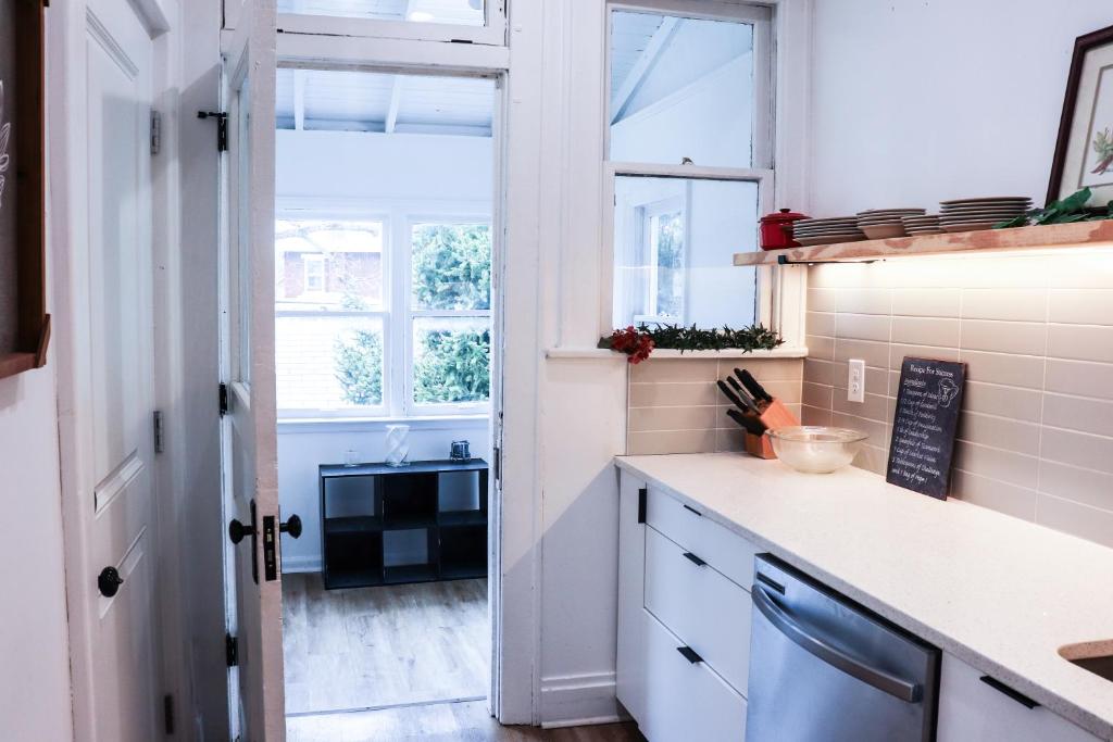Η κουζίνα ή μικρή κουζίνα στο Downtown Retreat - 2BR Oasis