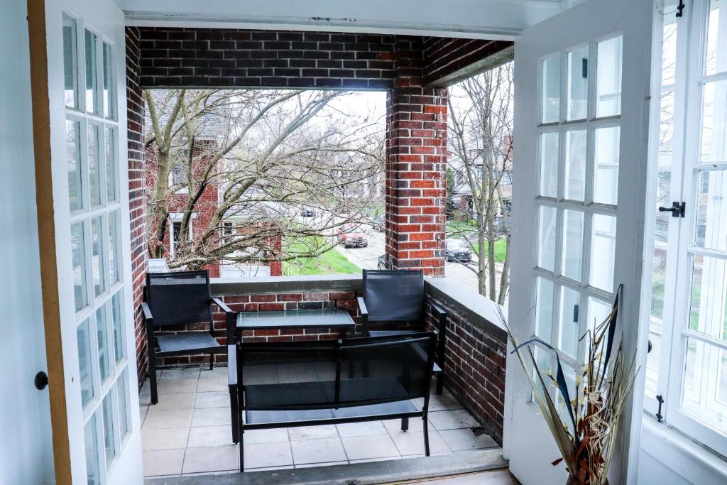 Χώρος καθιστικού στο Downtown Retreat - 2BR Oasis