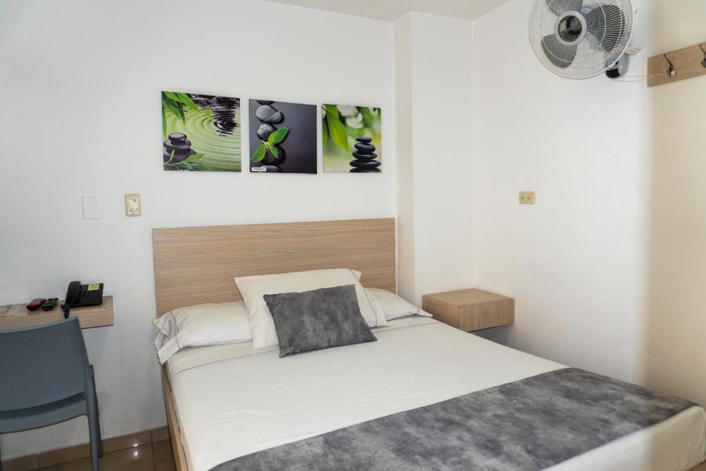 Postel nebo postele na pokoji v ubytování Hotel Alcaravan Medellín