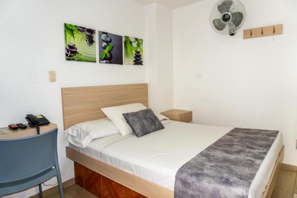 Postel nebo postele na pokoji v ubytování Hotel Alcaravan Medellín