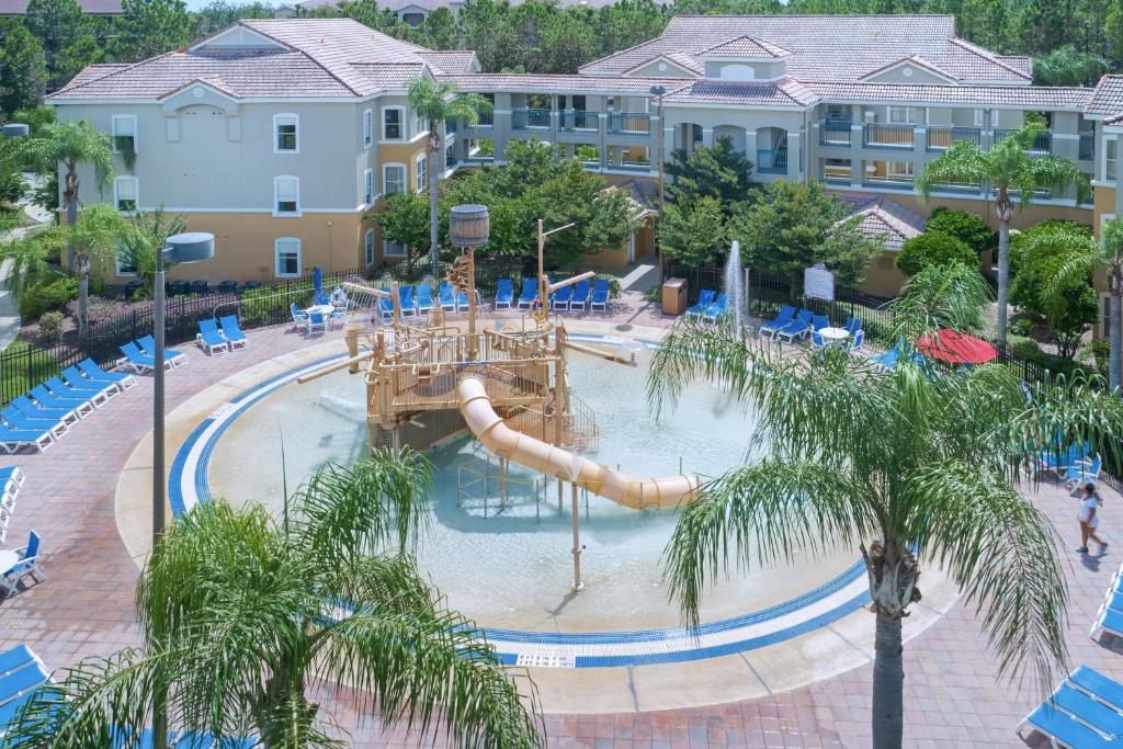 uma piscina vazia com um escorrega num resort em Holiday Inn Express & Suites Clermont SE - West Orlando, an IHG Hotel em Orlando