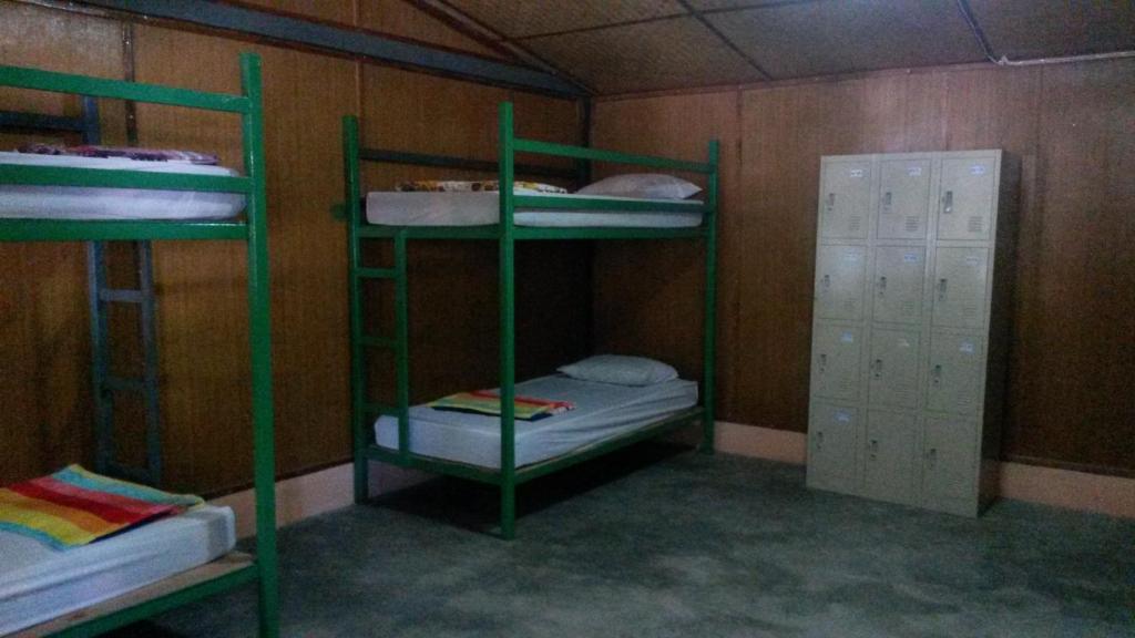 Двухъярусная кровать или двухъярусные кровати в номере chill chill long beach hostel