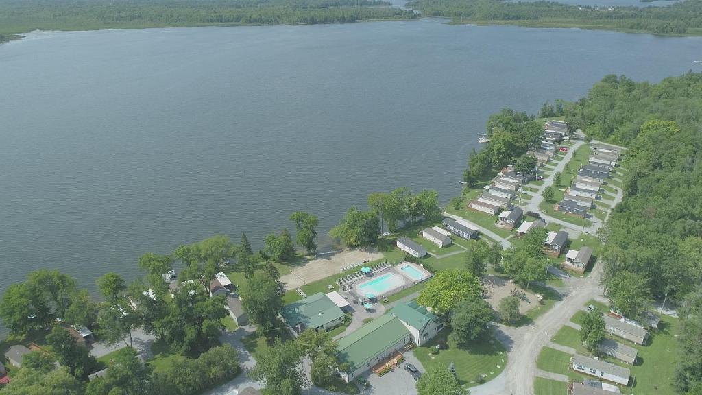 una vista aérea de un parque junto a un lago en 2 Bedroom Cottage Tamarack Trail 1, en Campbellford
