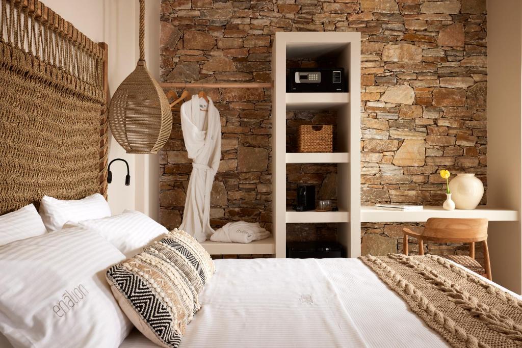 Postel nebo postele na pokoji v ubytování Enalion Suites Sifnos