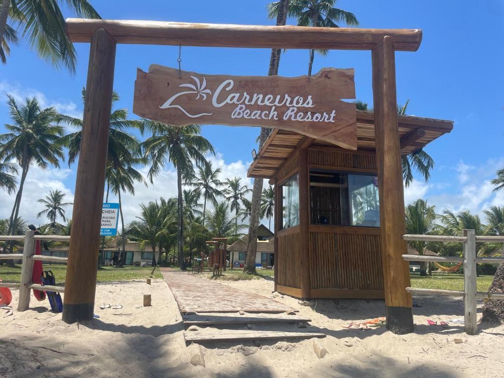 Carneiros Beach Resort Flat Térreo 2 quartos في بريا دوس كارنيروس: لافته للمطعم على الشاطئ