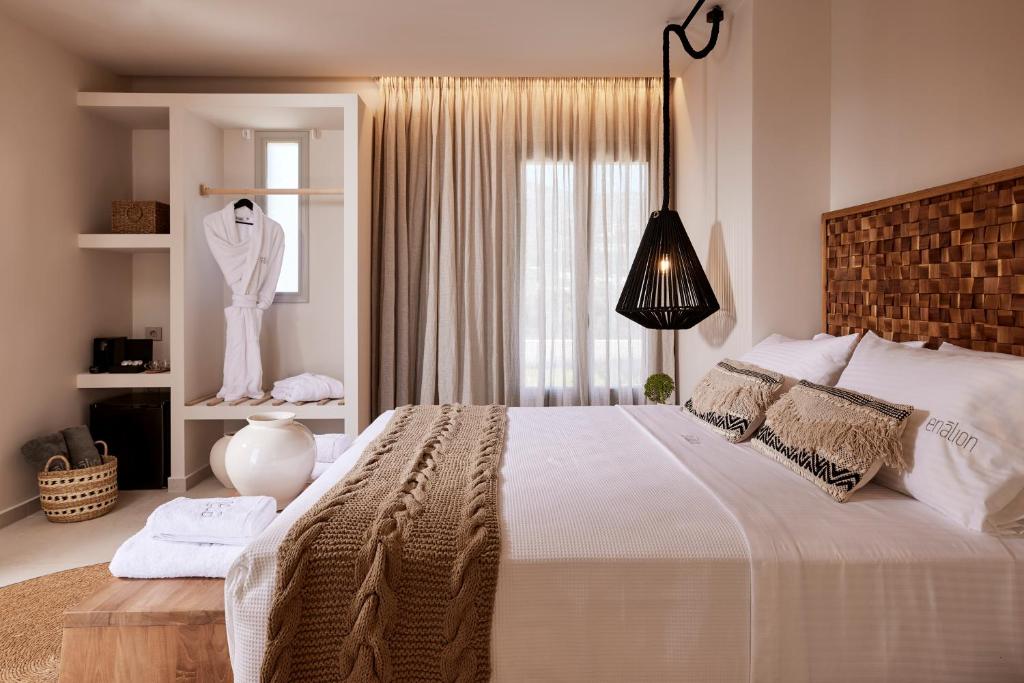 Postel nebo postele na pokoji v ubytování Enalion Suites Sifnos