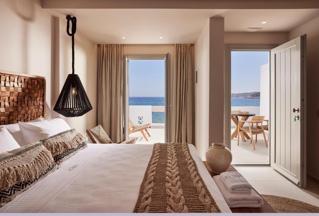 Postel nebo postele na pokoji v ubytování Enalion Suites Sifnos
