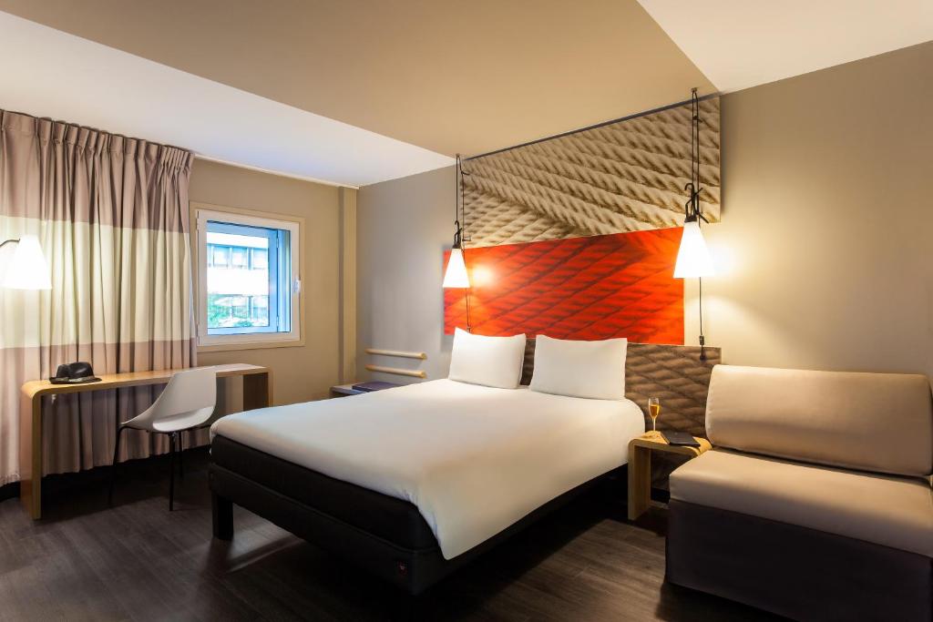 里斯本宜必思里斯本利贝尔达迪酒店的配有一张大床和一张书桌的酒店房间