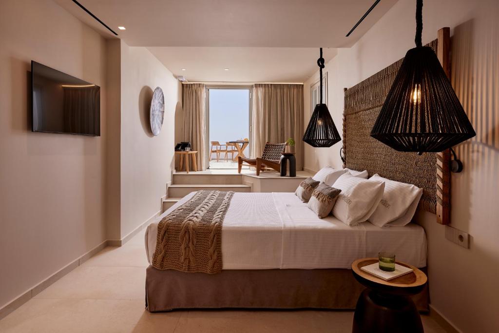 Postel nebo postele na pokoji v ubytování Enalion Suites Sifnos