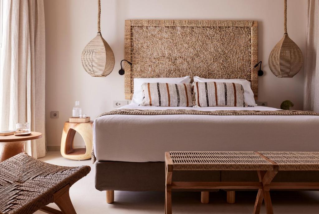 Postel nebo postele na pokoji v ubytování Enalion Suites Sifnos
