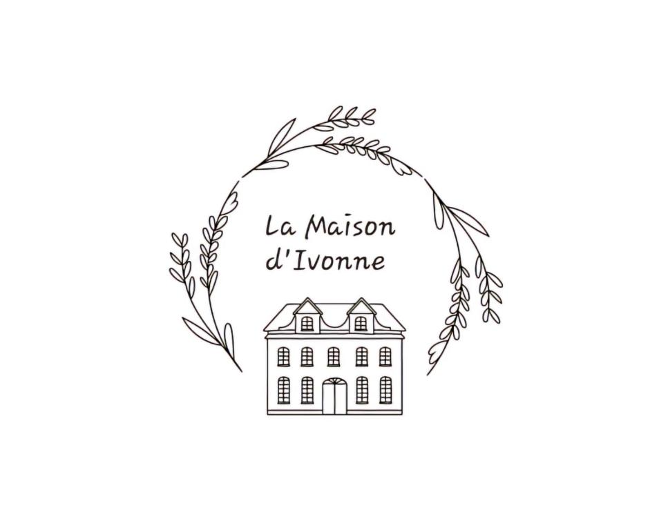 una corona di fiori e una casa di La Maison d' Ivonne ad Antón