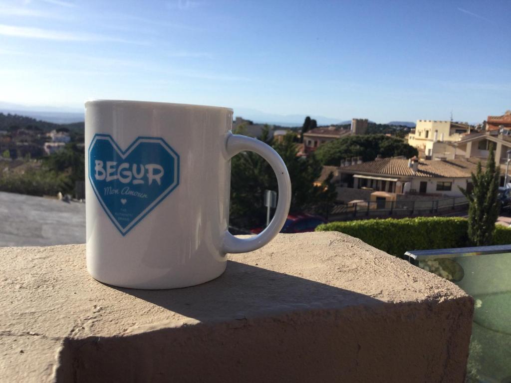 een wit koffiekopje met een blauw hart erop bij Begur, mon amour in Begur