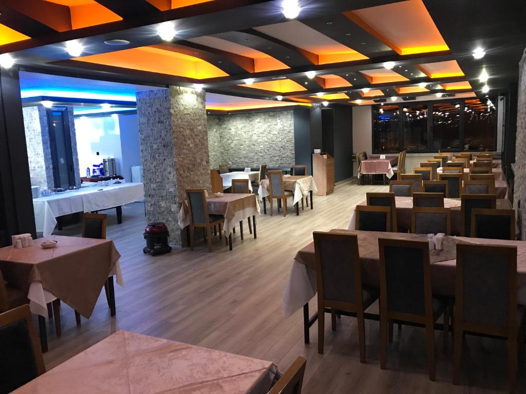 Kolağası otel في جوروم: مطعم فيه طاولات وكراسي في الغرفة