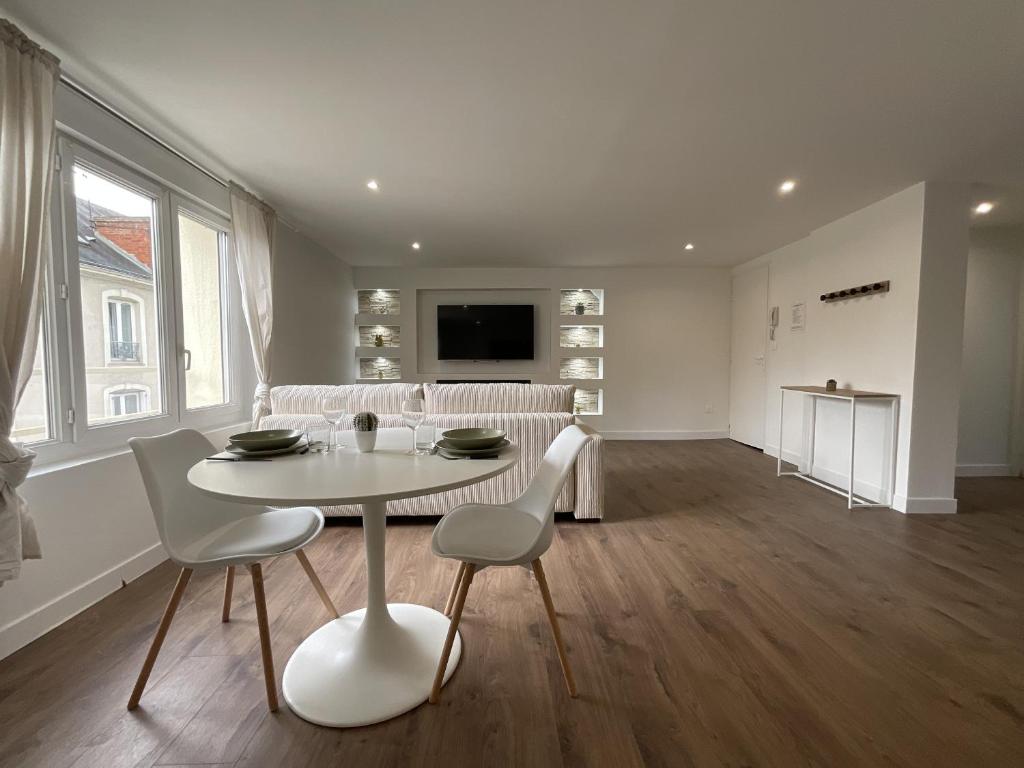 ルマンにあるLa Dame - Centre - Moderne - 2 persの白いリビングルーム(テーブル、椅子付)