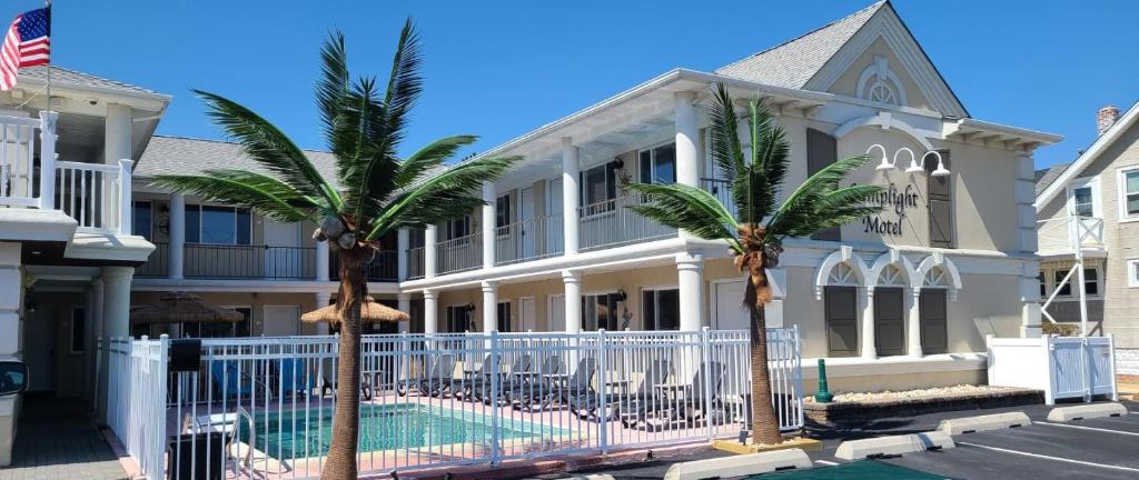 uma casa com palmeiras em frente em The Lamplight Inn em Lavallette