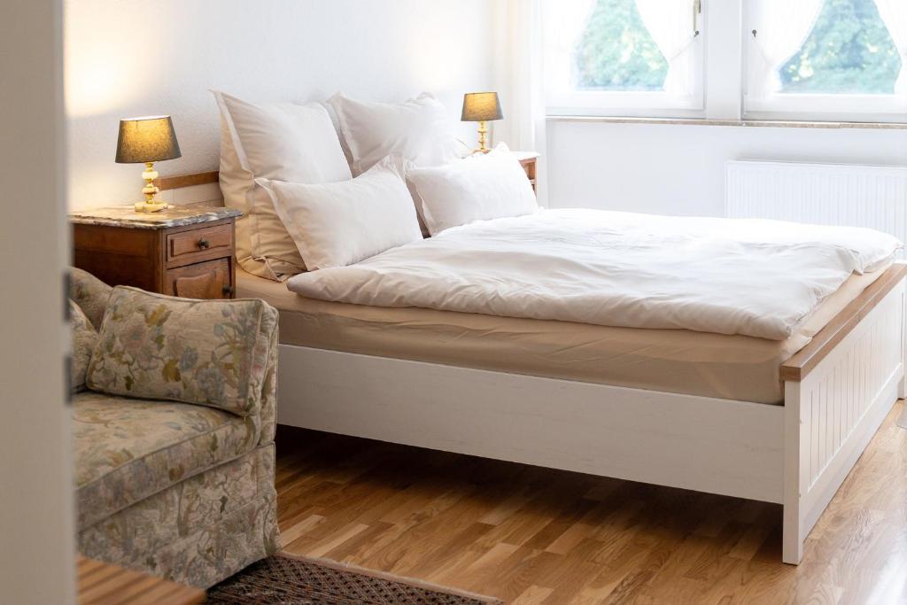 Llit o llits en una habitació de Jagdhaus zu Amtern Apartment Rose