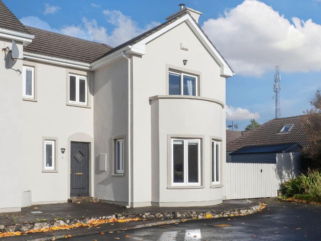 una casa bianca con vialetto di 1 An tSean Scoil, Clifden a Clifden
