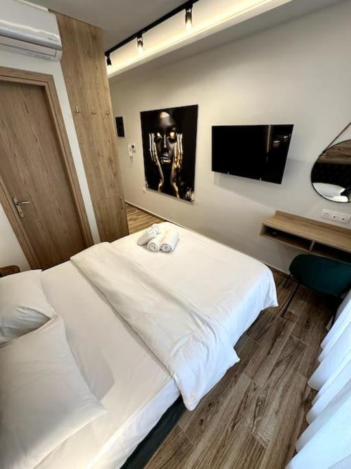 Postel nebo postele na pokoji v ubytování Ethra Suite 4