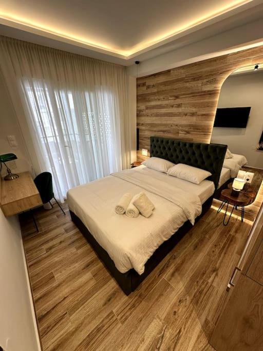 Postel nebo postele na pokoji v ubytování Ethra Suite 4