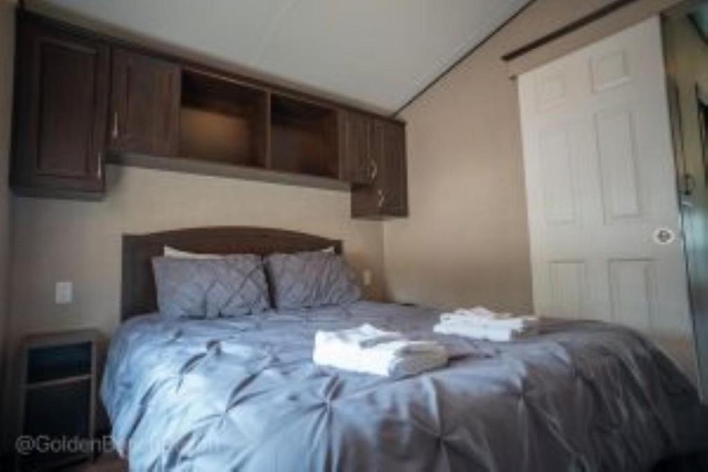En eller flere senge i et værelse på 2 Bedroom Harbor Front Cottage 3