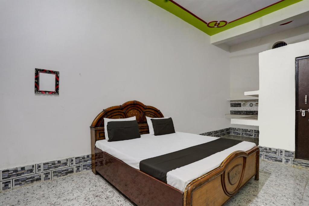 Postel nebo postele na pokoji v ubytování OYO Om Shiv Sai Hotel & Restaurant