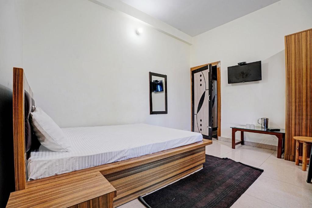 Ein Bett oder Betten in einem Zimmer der Unterkunft Super OYO Sadhna Holiday Home