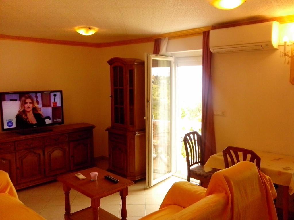 TV a/nebo společenská místnost v ubytování Apartment Mara