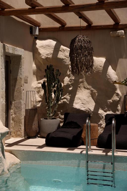 Bazén v ubytování Manili Boutique Suites & Villas nebo v jeho okolí