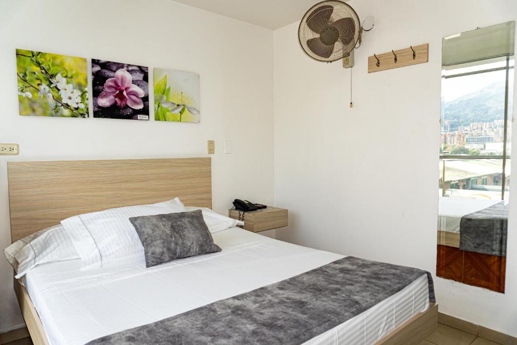 Postel nebo postele na pokoji v ubytování Hotel Alcaravan Medellín