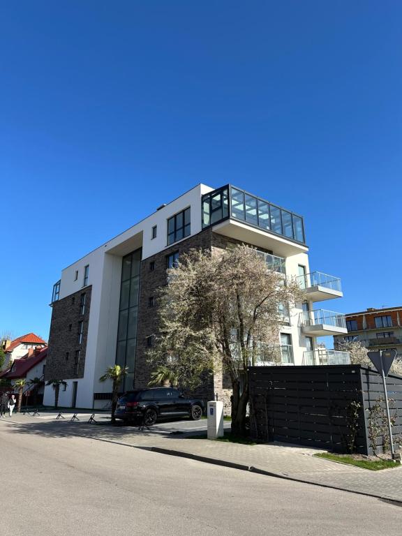 un edificio con un coche aparcado delante en Apartament Kaszubska Bryza II, en Hel