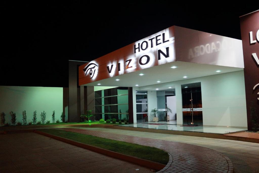 a hotel with a sign that reads hotel viceroy at Hotel e Locadora Vizon in Vilhena