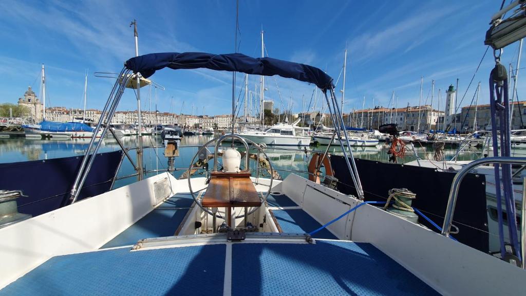 een boot is aangemeerd in een haven met andere boten bij Baladin - Dormir sur un voilier By Nuits au Port in La Rochelle