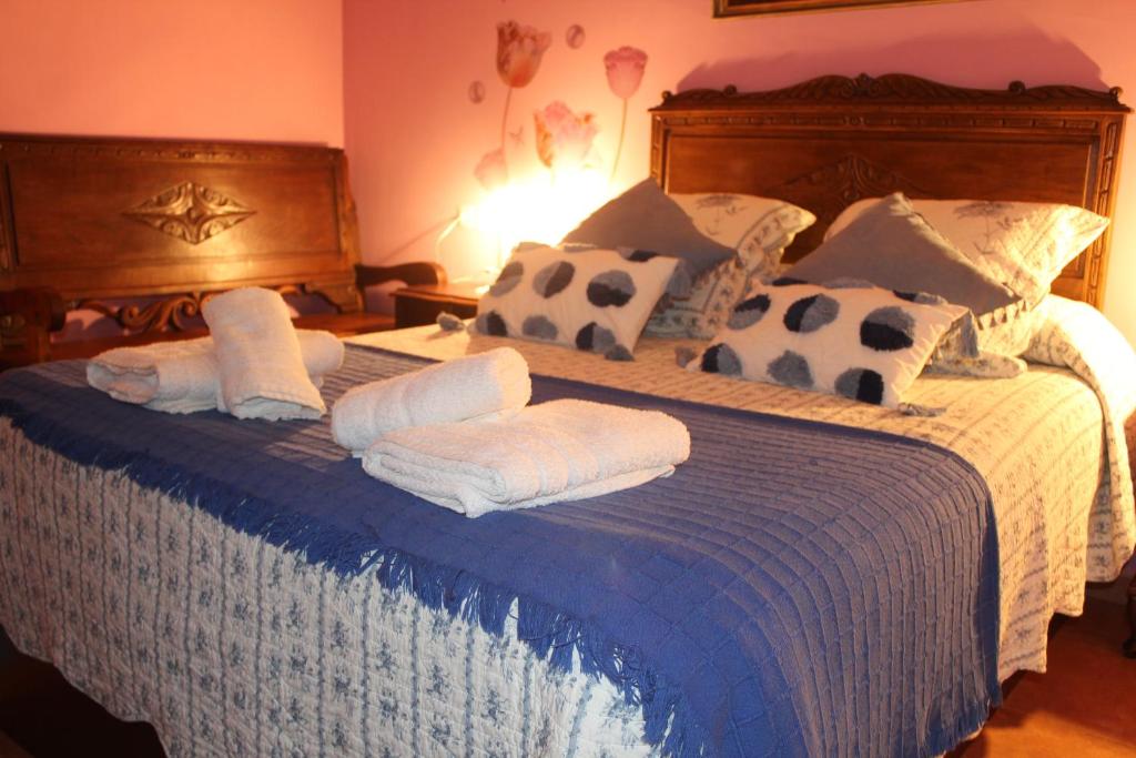 um quarto com uma cama grande e toalhas em La Cuadra I em La Pola de Gordón