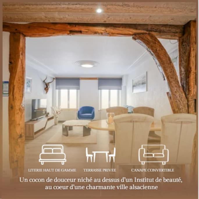 ein Bild von einem Wohnzimmer mit einem Tisch und Stühlen in der Unterkunft Le Gîte de Jade in Dannemarie