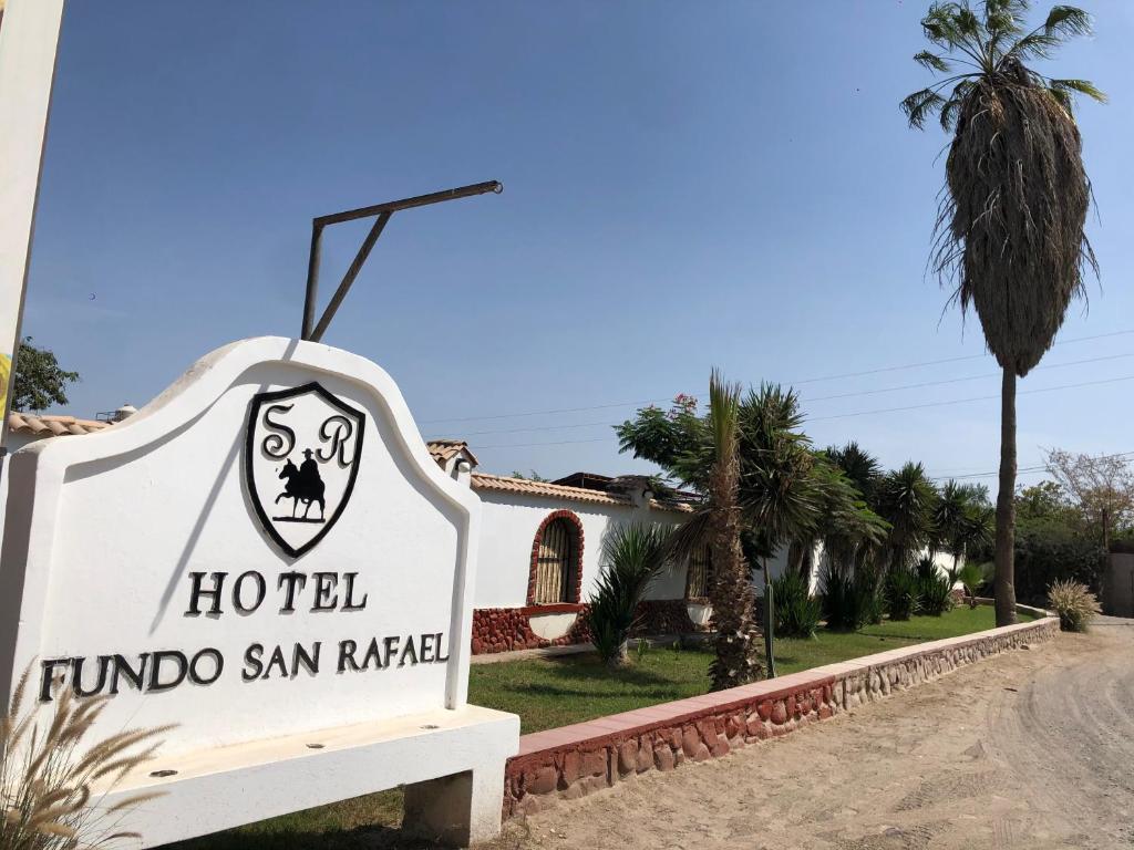 una señal para un hotel frente a un edificio en Hotel Fundo San Rafael en Nazca