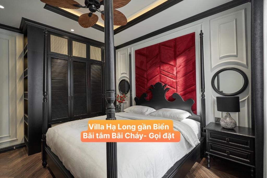 Postel nebo postele na pokoji v ubytování Villa Hạ Long Gần Biển