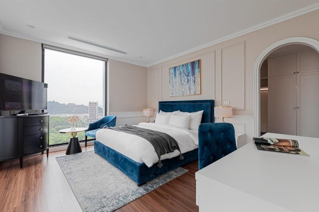 Postel nebo postele na pokoji v ubytování Villa Hạ Long Gần Biển