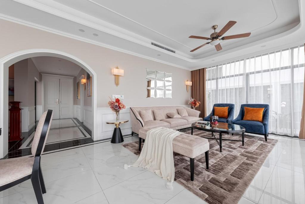 Postel nebo postele na pokoji v ubytování Villa Hạ Long Gần Biển