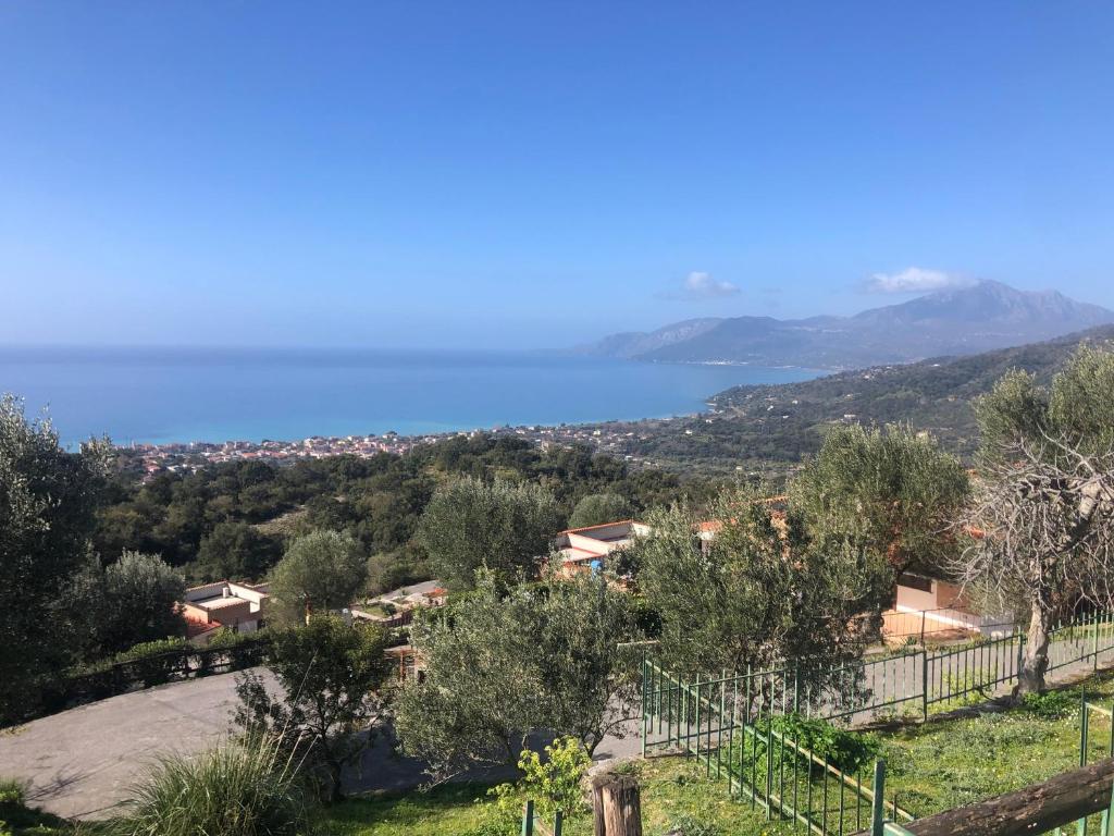 vistas al océano desde una colina en villino giulia, en Villammare