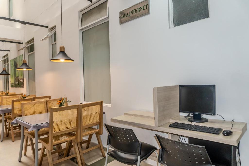 TV a/nebo společenská místnost v ubytování Hotel Alcaravan Medellín